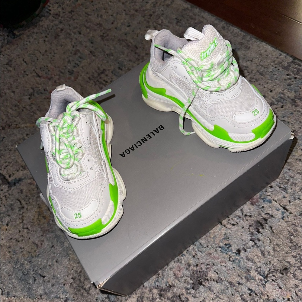 dust bag, and an extra pair of brand new shoe lace. Worn once. Size 25